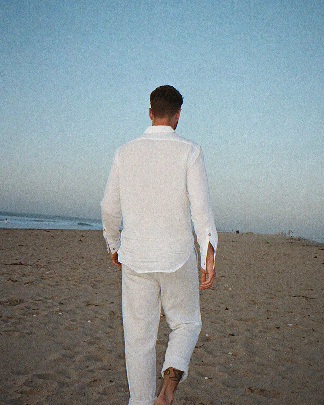 Jorn loopt over het strand